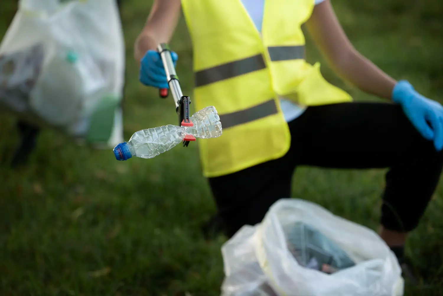 Coleta manual de resíduos recicláveis com uso de ferramentas de segurança e EPI, etapa fundamental para o acondicionamento inicial conforme diretrizes da NBR 13221