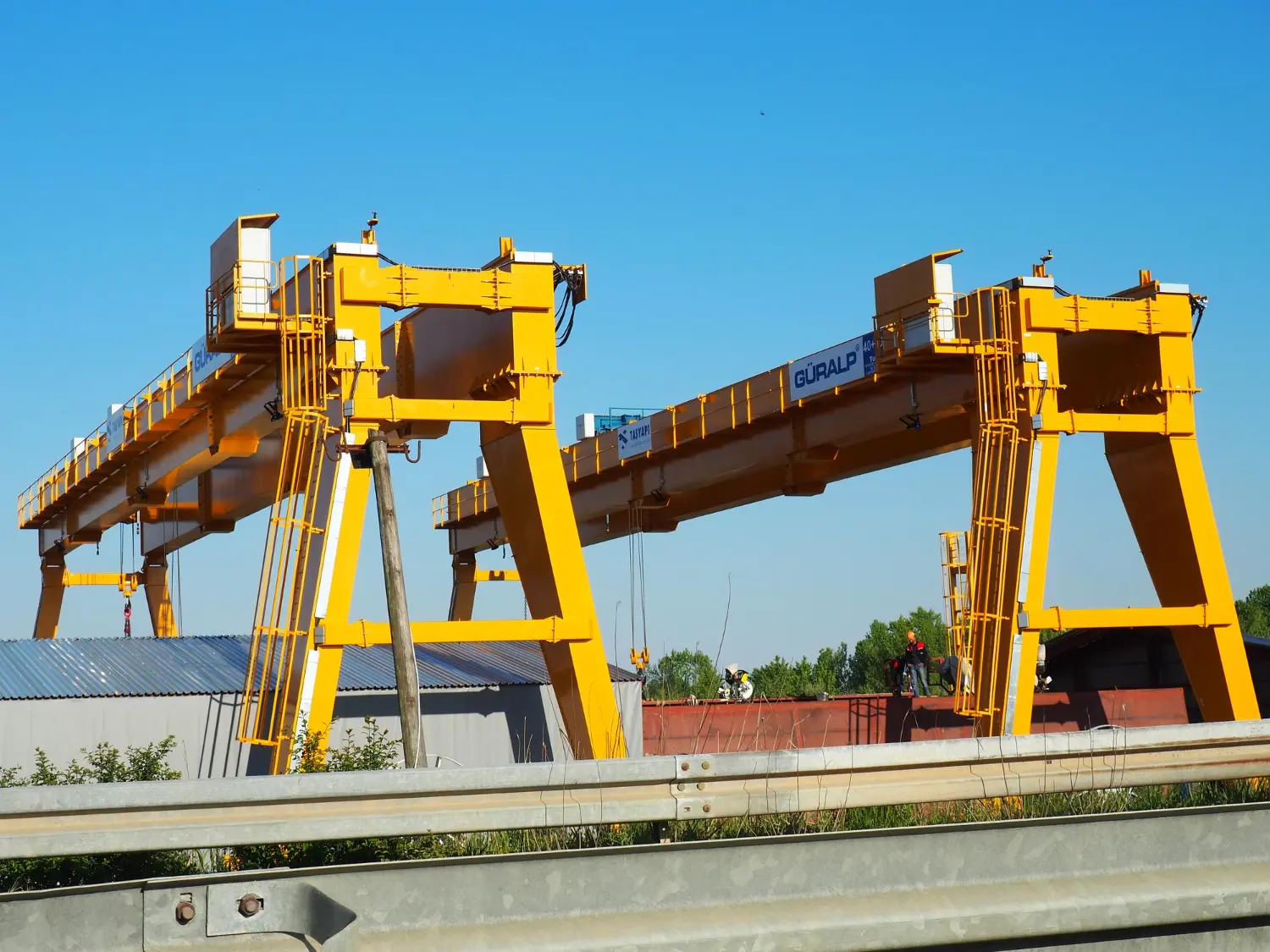 Conjunto de pontes rolantes independentes – atenção ao sincronismo, freios e trincas estruturais.