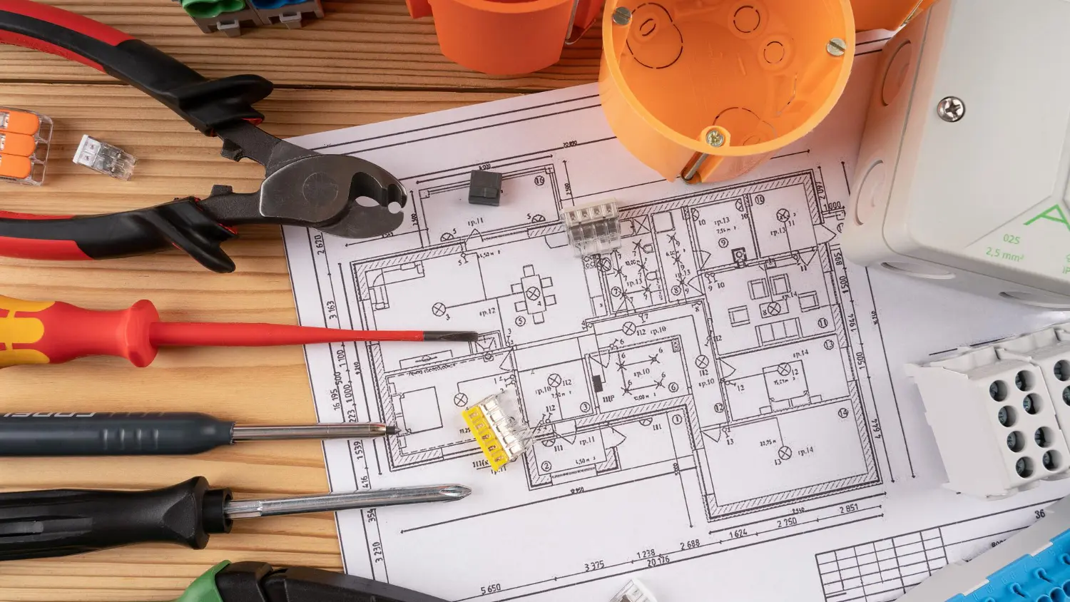 Levantamento técnico para Projeto AsBuilt Elétrico: a verdade da instalação começa na bancada com ferramentas e plantas atualizadas conforme executado.