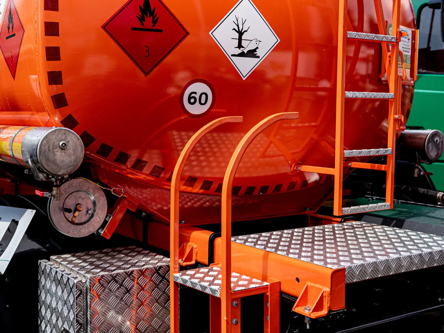Detalhe de tanque de transporte com sinalização para resíduo inflamável (Classe 3) e perigoso ao meio ambiente (Classe 9)