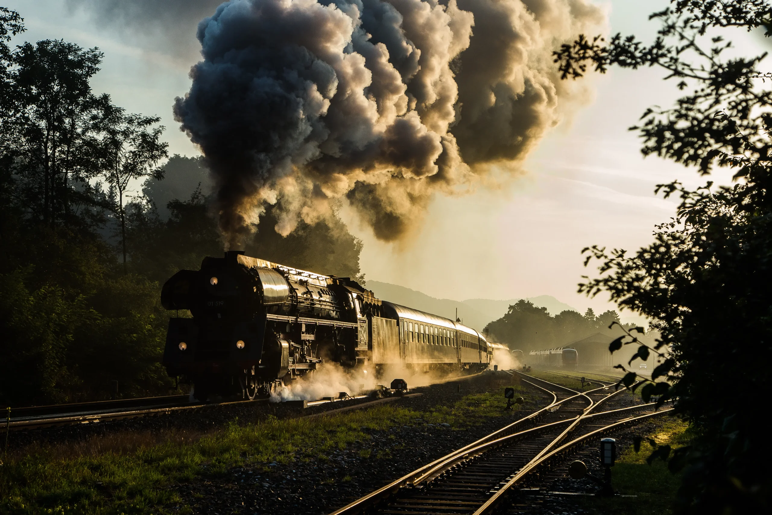 Emissão densa de fumaça em locomotiva histórica demonstração clara da importância da medição de opacidade e controle térmico exigido pela NFPA 130.