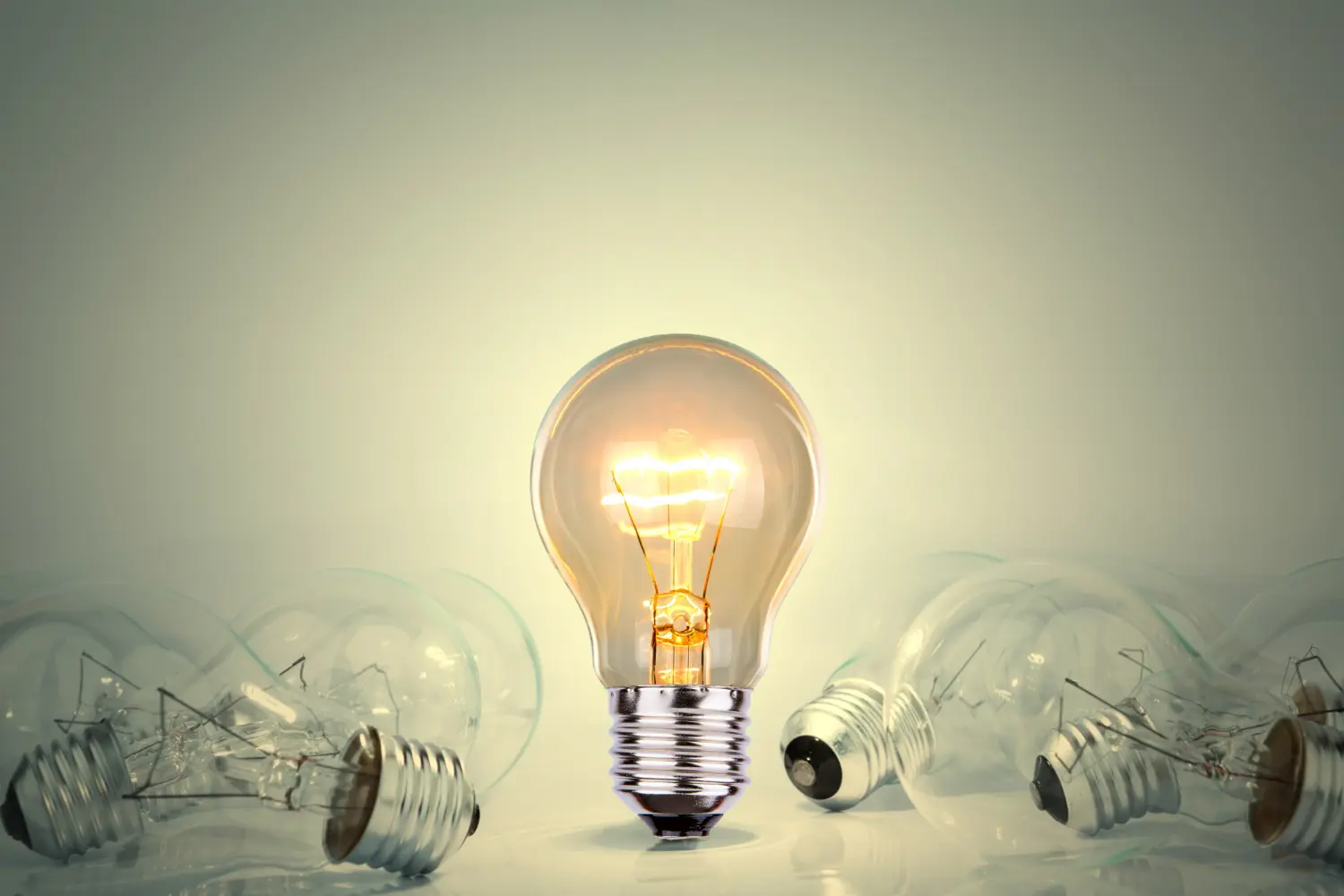 Iluminância é diferença quando um único ponto de luz se destaca, ele revela a importância de medir e distribuir corretamente a iluminação. No laudo técnico, o equilíbrio entre luz e função é o que valida o ambiente.
