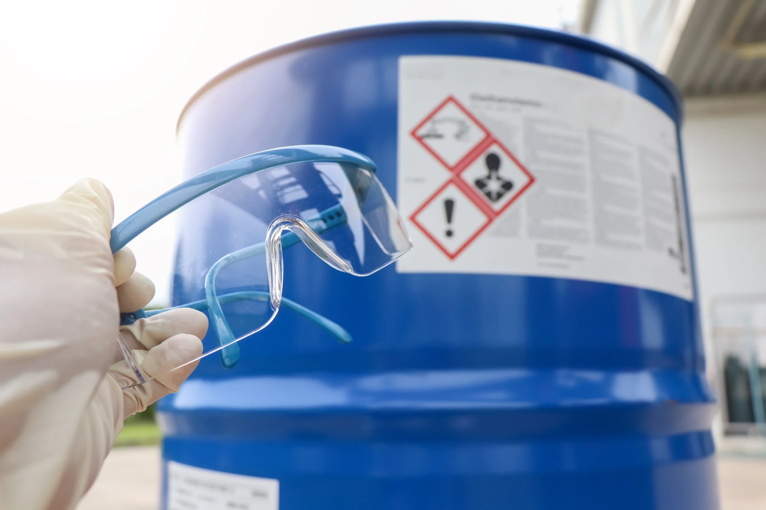 Inspeção de EPI em área química Verificação preventiva de proteção ocular antes de acessar zona de risco.