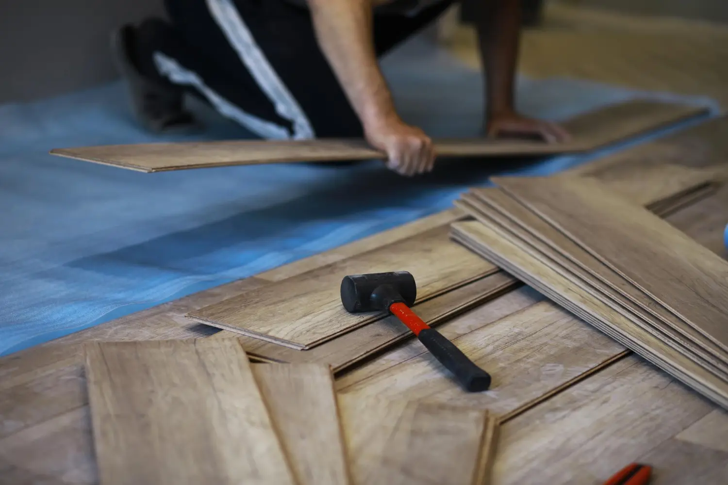 Instalação de piso laminado ou vinílico em sistema click, com aplicação de manta base. Correto assentamento garante acabamento final preciso e menor necessidade de intervenção futura.