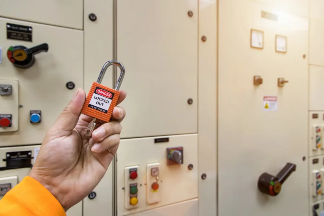 LOCKOUT & TAGOUT & TEST OUT