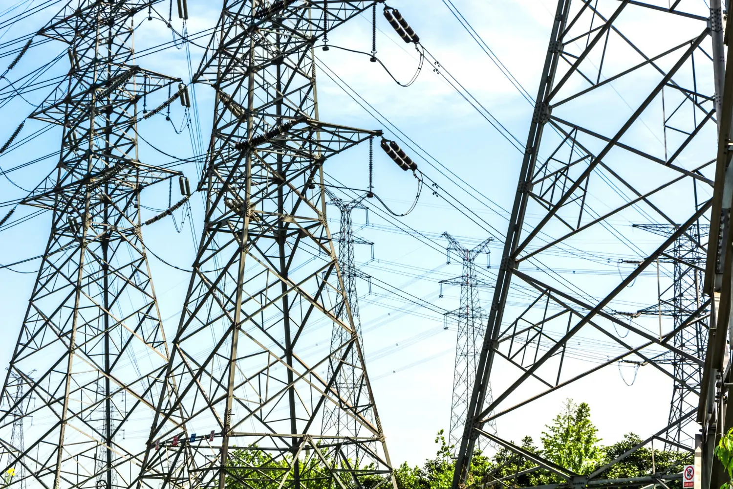Líneas de transmisión en alta tensión operando dentro del SEP. Solo se permite intervención mediante planificación, análisis de riesgo y equipo autorizado.