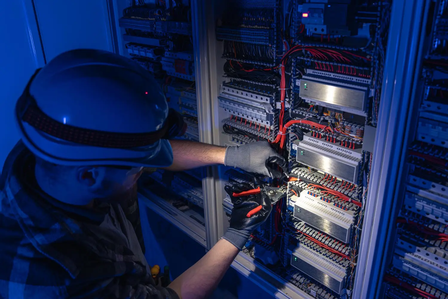 Manutenção elétrica segura com foco em integridade de circuitos e aterramento – atividade crítica exigida pela NFPA 79 antes do comissionamento de máquinas industriais