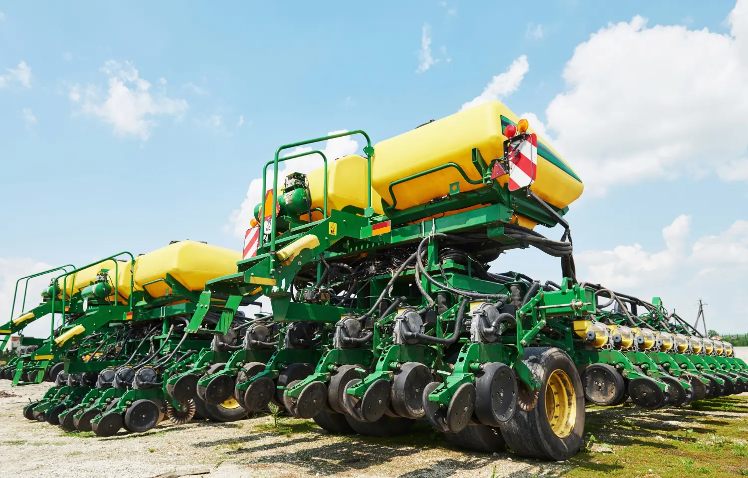 Plantadeira agrícola moderna preparada para operação de larga escala. Exige domínio técnico do operador para garantir alinhamento, profundidade e distribuição uniforme das sementes com eficiência e segurança