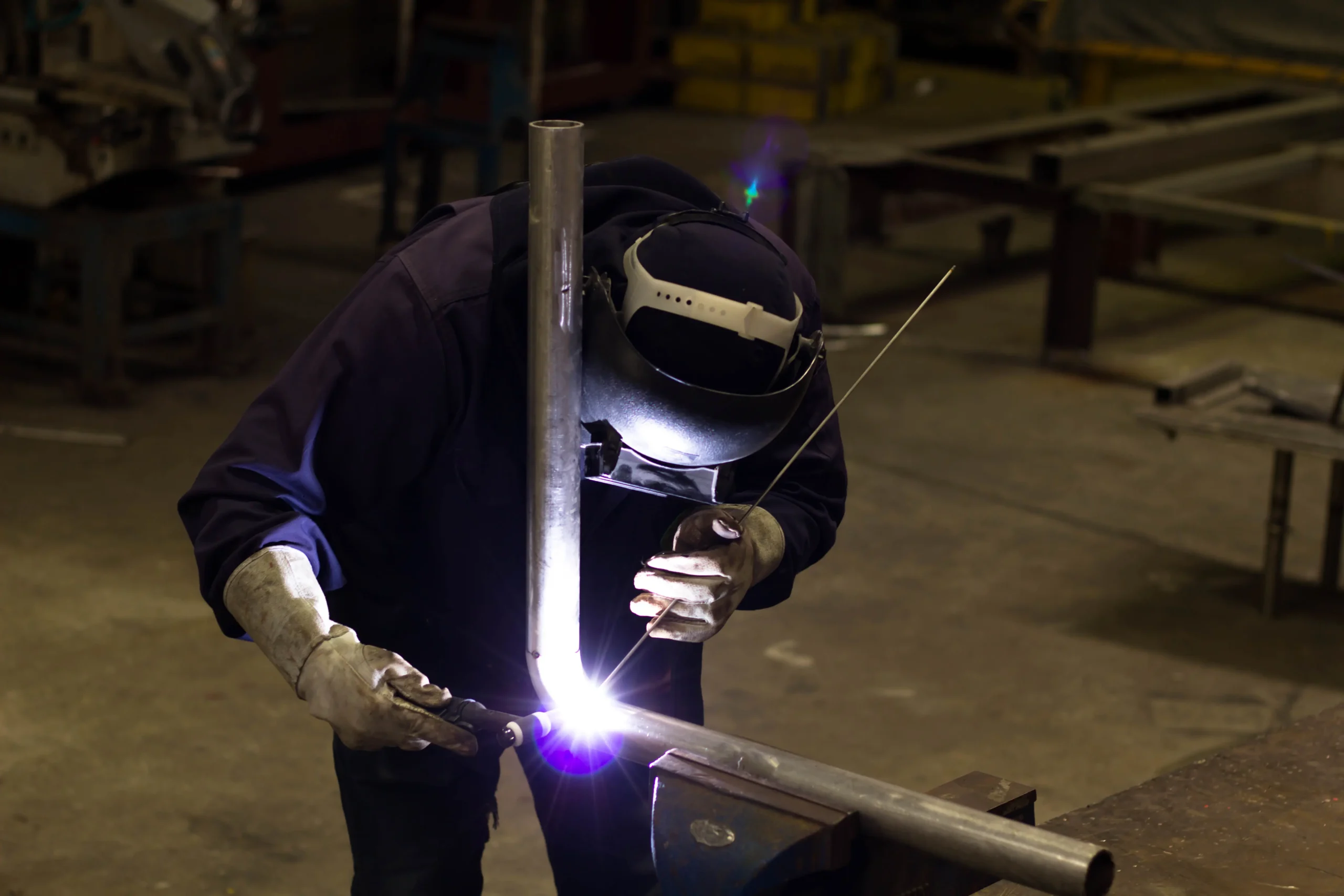 Precisão e controle: o operador ajusta o ângulo da junta antes da ignição aluminotérmica, garantindo fluxo uniforme do metal fundido e fusão perfeita.