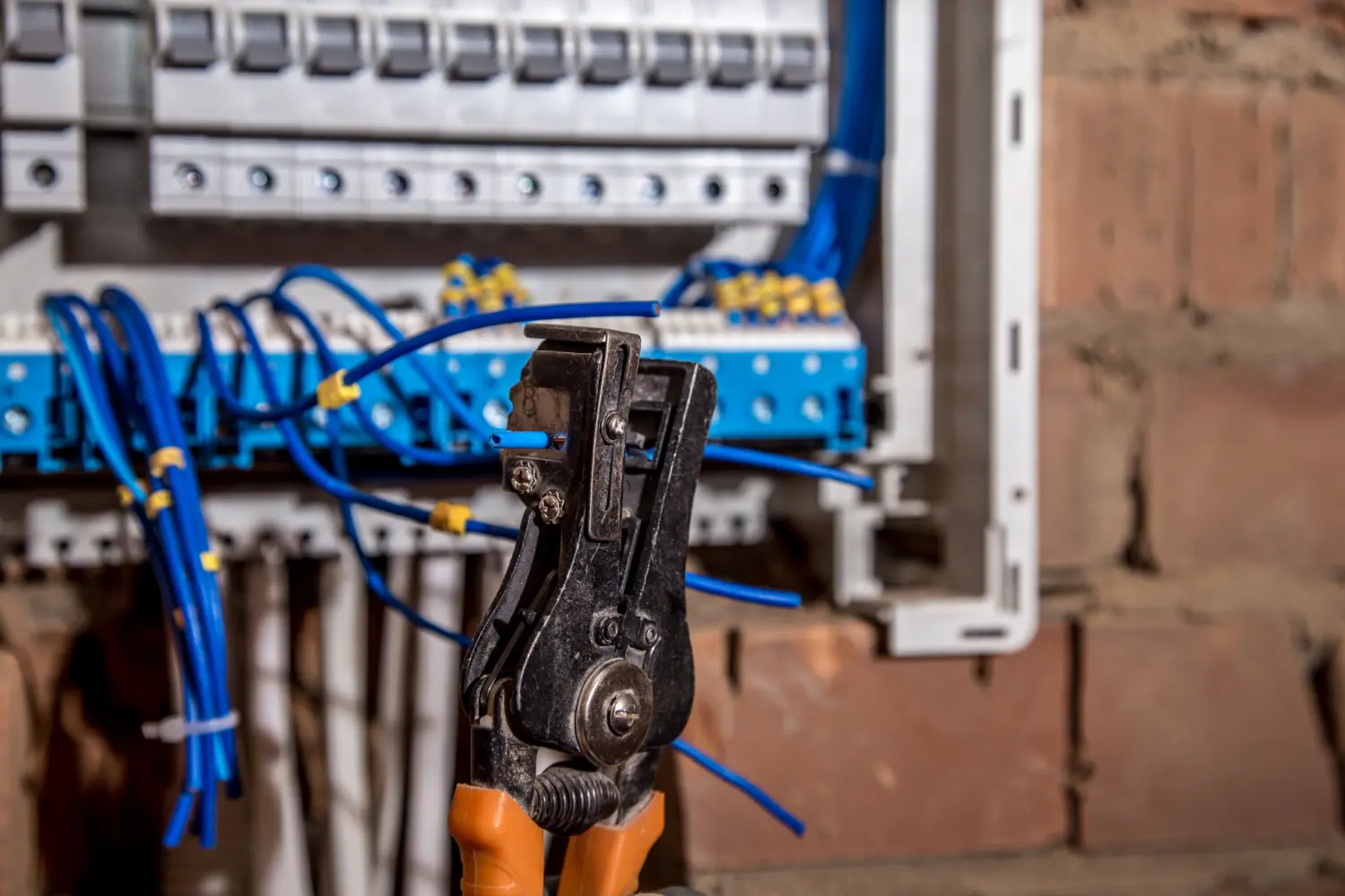 Processo de decapagem de cabos em montagem de painel elétrico – etapa crítica conforme exigências da NFPA 79