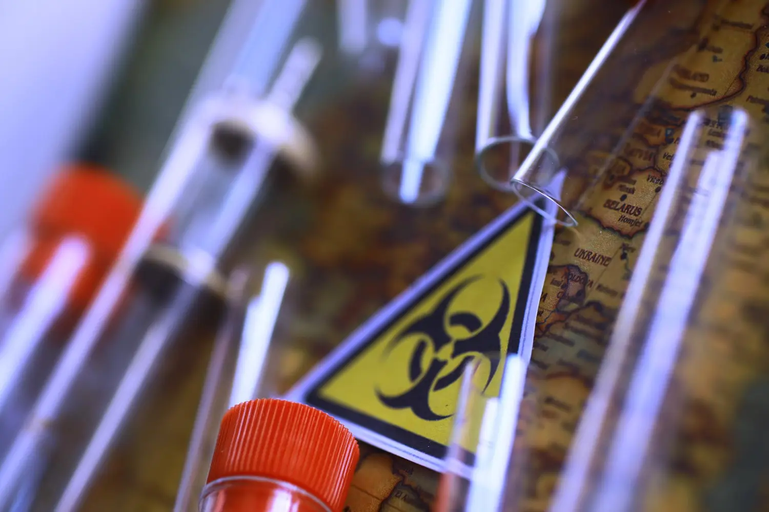 Representação simbólica de risco biológico associado a amostras laboratoriais – manipulação de agentes perigosos exige controle rigoroso e rotulagem adequada