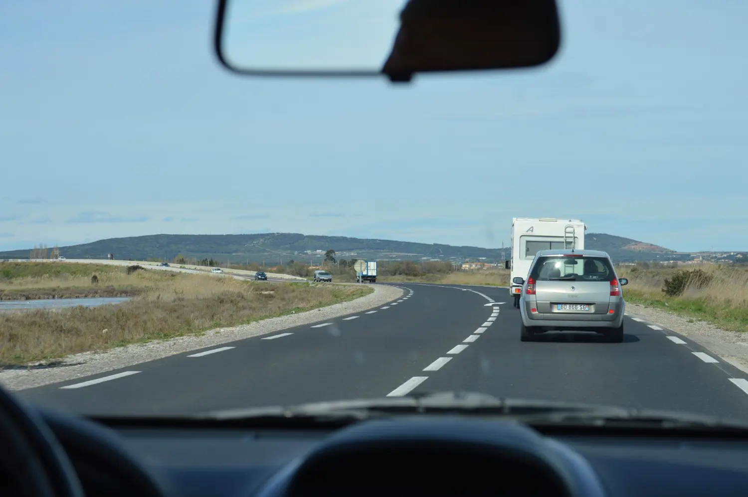 Rodovia com ocupação viária ativa – cenário típico de áreas urbanas e turísticas que demandam gestão rigorosa da faixa de domínio frente ao adensamento populacional.