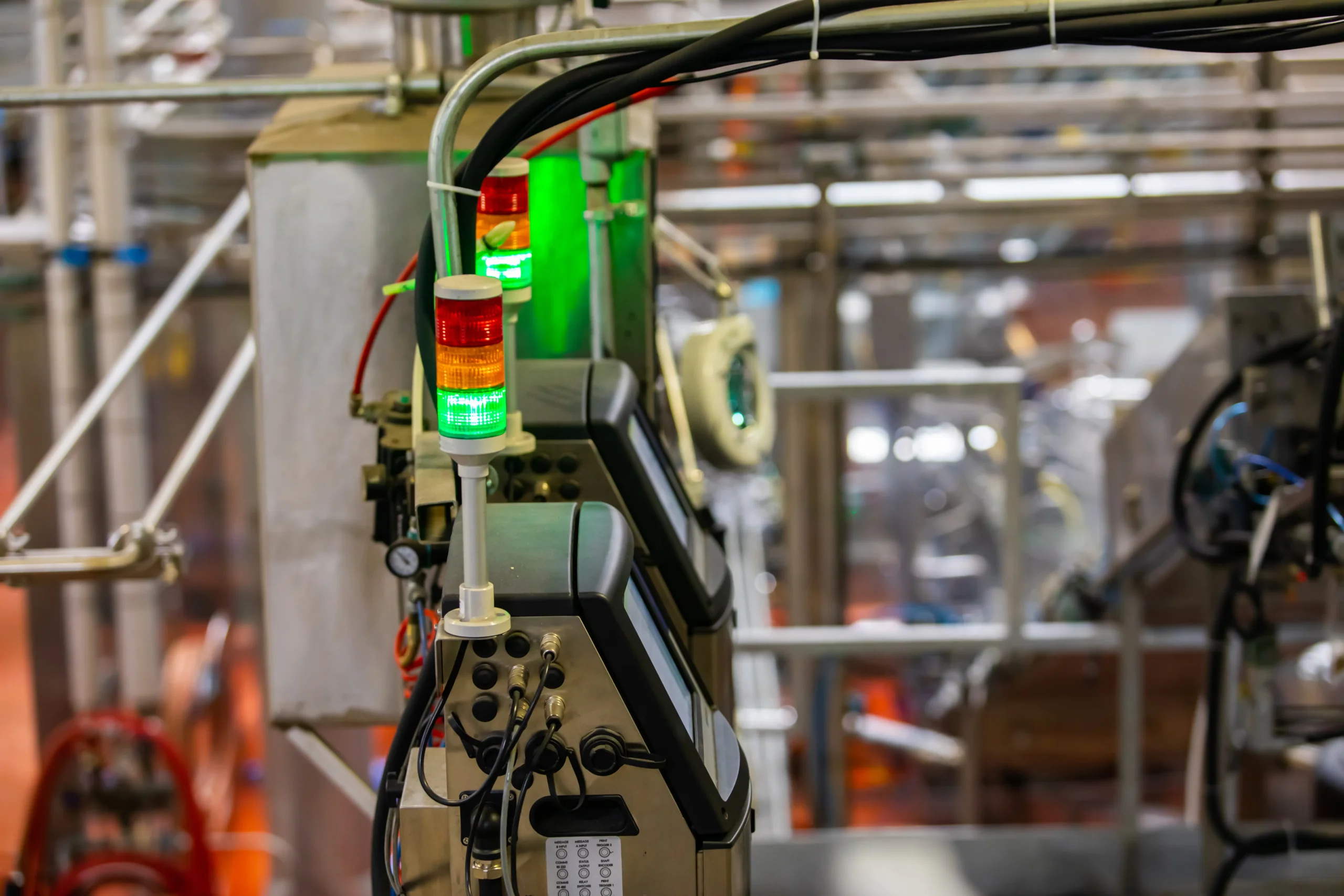 Sistema de alerta visual em operação contínua: o monitoramento do estado funcional e dos circuitos de comando é parte crítica na verificação de conformidade elétrica conforme a NBR IEC 60204-1