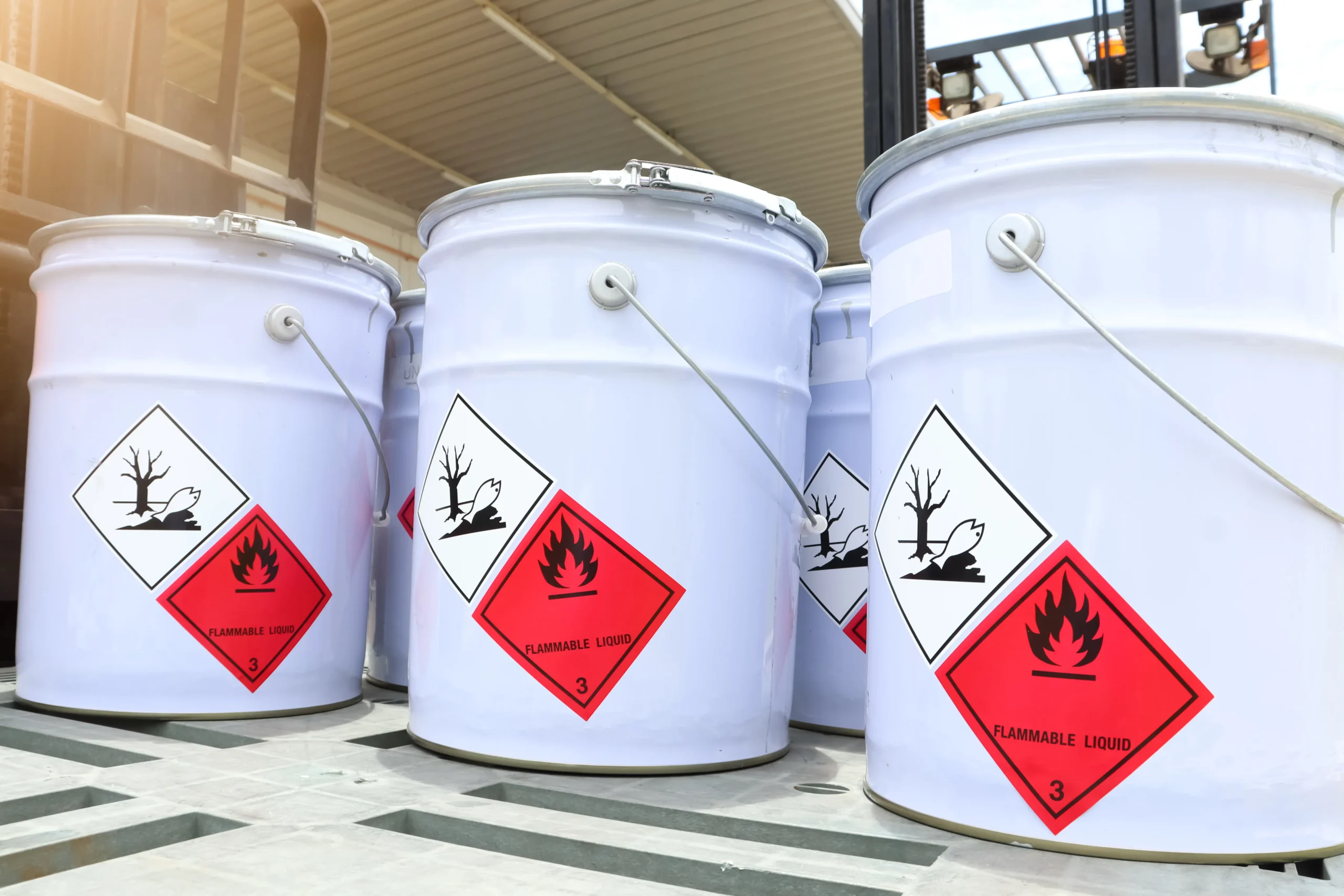 Tanques com produtos inflamáveis Estudo de sinalização GHS e armazenamento seguro em ambientes industriais.