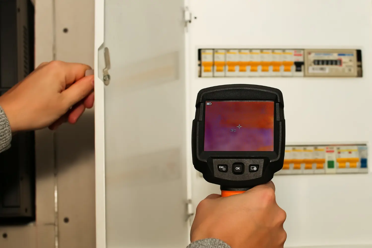 Técnica aplicada para identificar aquecimento anormal em disjuntores, conexões frouxas ou sobrecarga de circuitos, prevenindo falhas e incêndios.