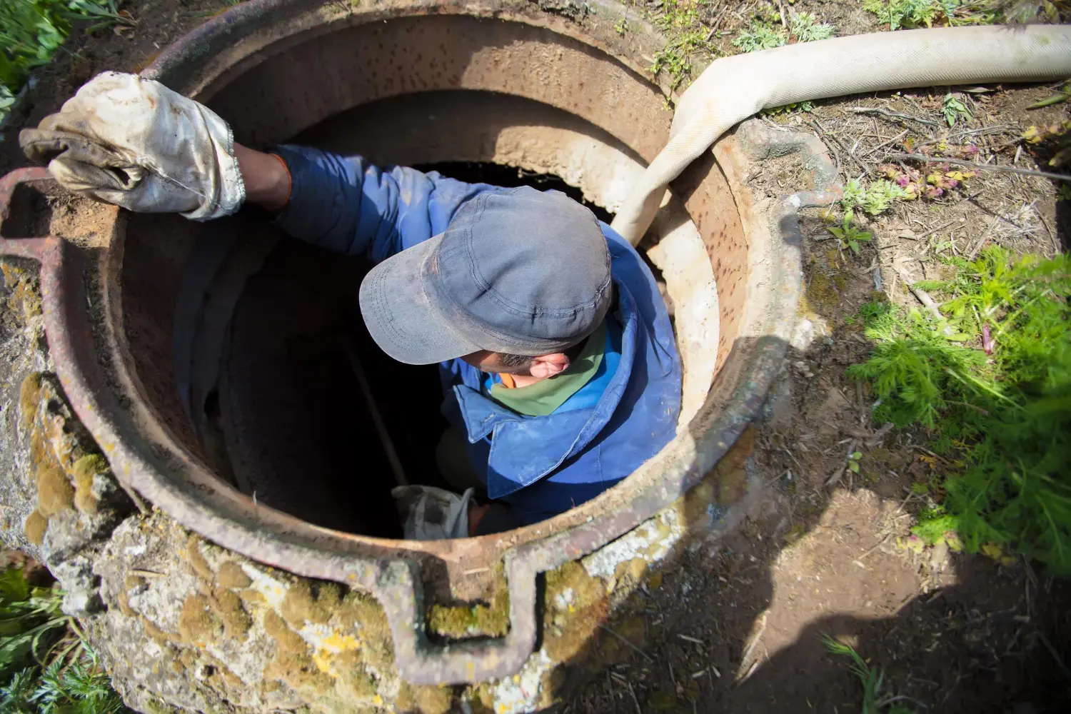 Técnico executa intervenção direta em estrutura subterrânea com risco biológico e atmosfera deficiente de oxigênio