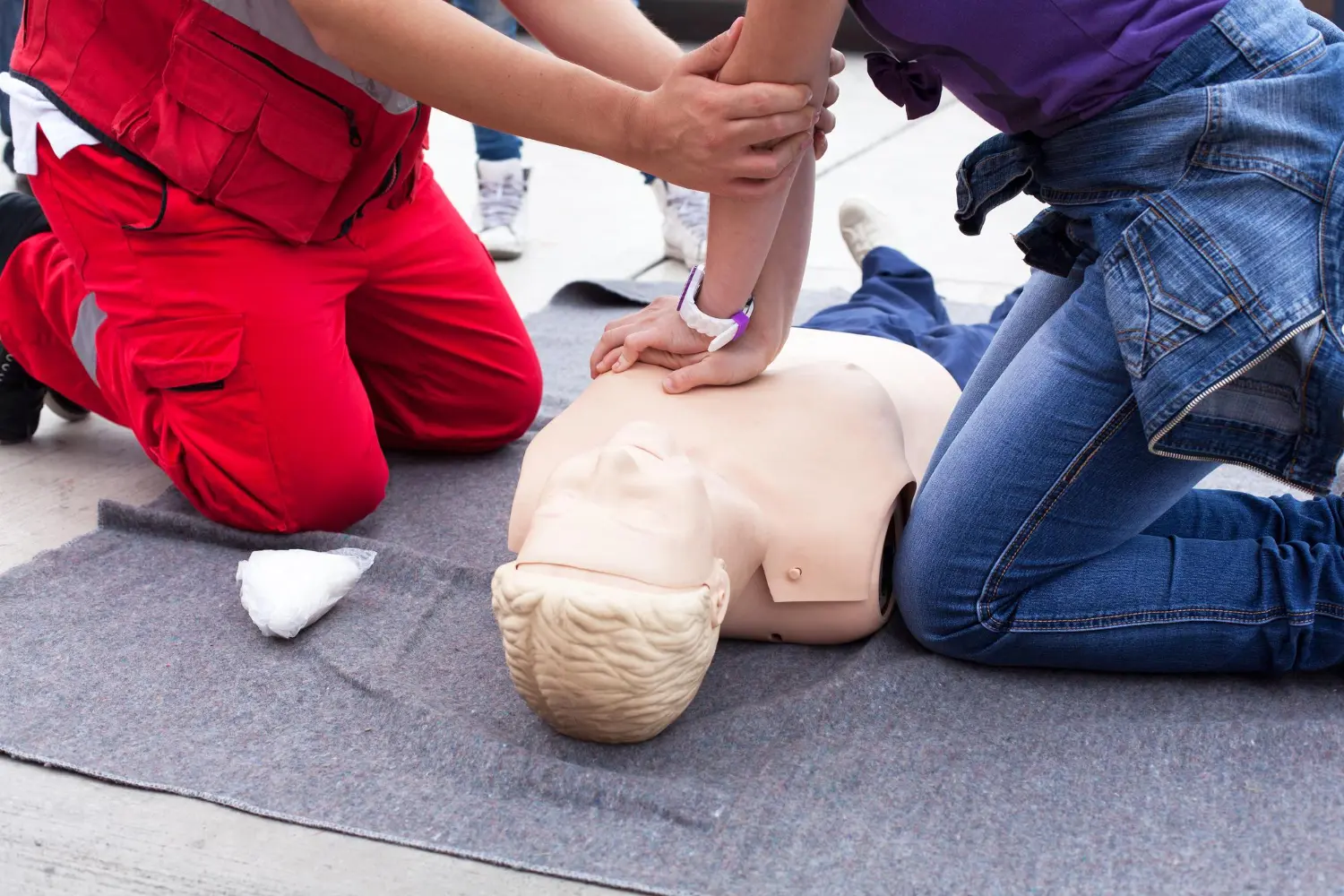 Treinamento de RCP em ambiente simulado o momento em que a teoria se transforma em habilidade real. O curso BLS prepara para agir com precisão, mesmo sob pressão.