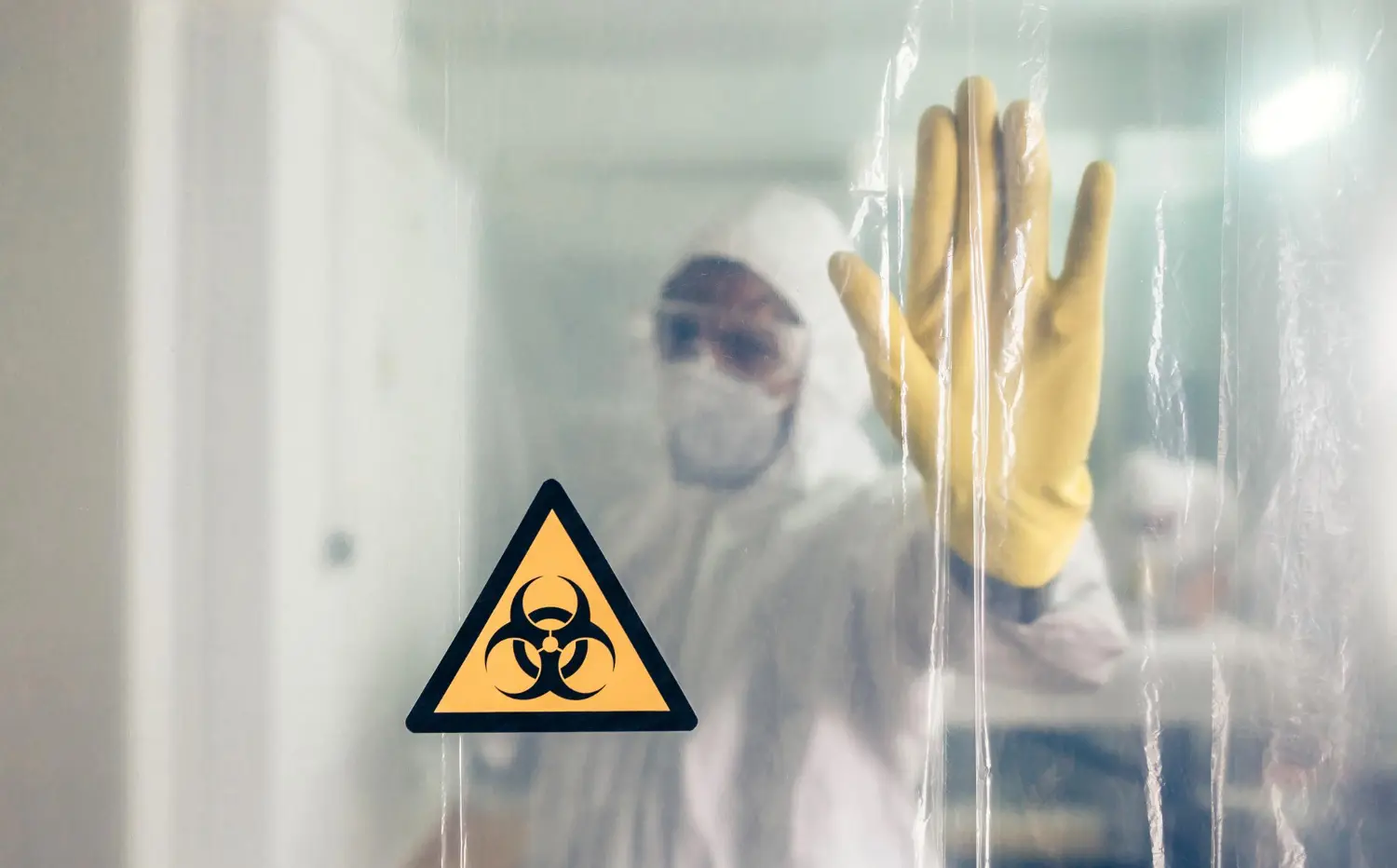 Zona de contenção biológica com sinalização ativa de risco – ambientes como este requerem barreiras físicas, EPI de isolamento total e monitoramento contínuo