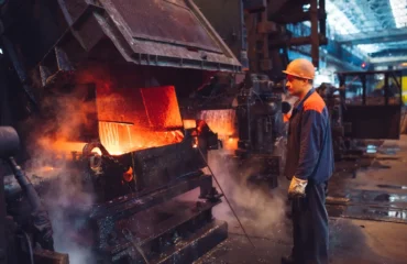 laudo-de-calor Trabalhador em siderúrgica para ilustrar a importância do laudo de calor e a medição de insalubridade ocupacional