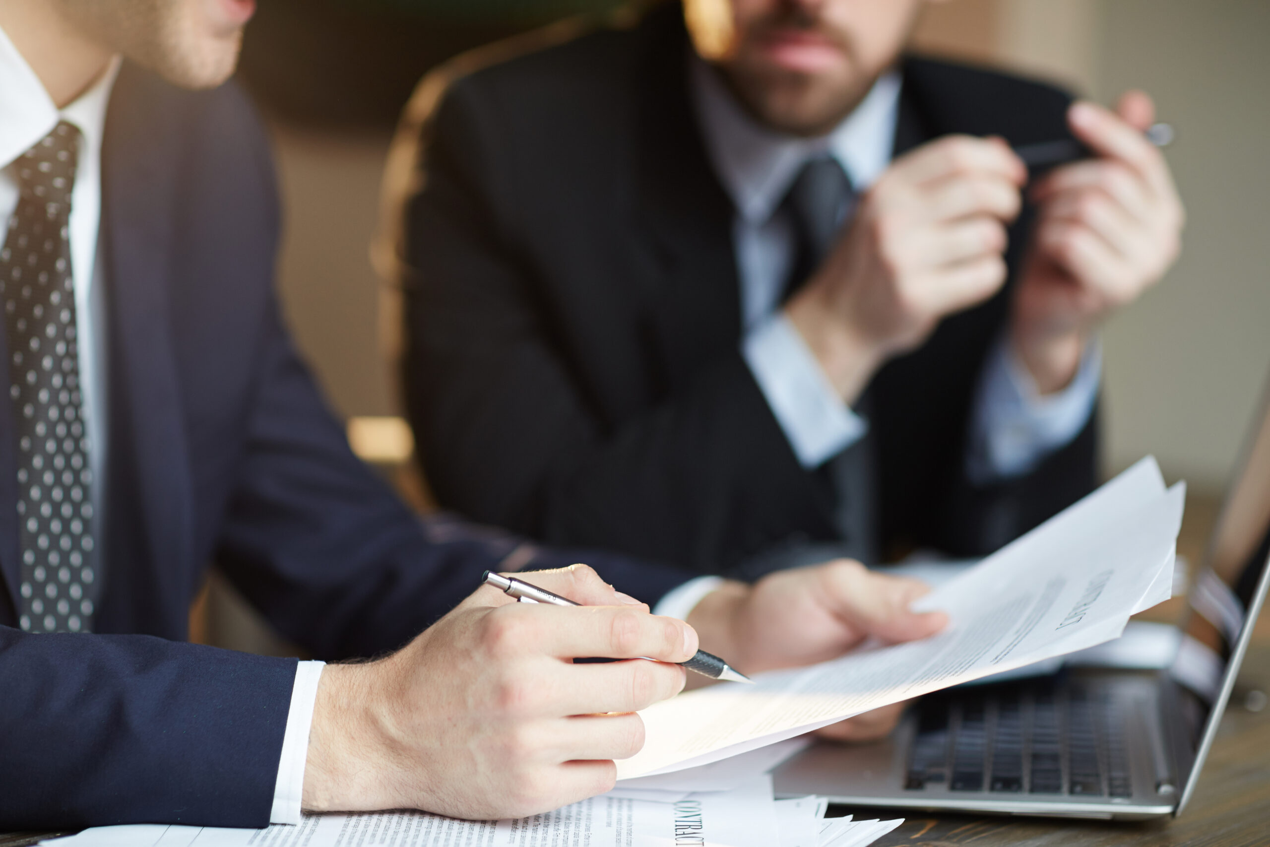 A análise técnica das informações e documentos permite identificar responsabilidades, esclarecer fatos e subsidiar decisões administrativas e judiciais.