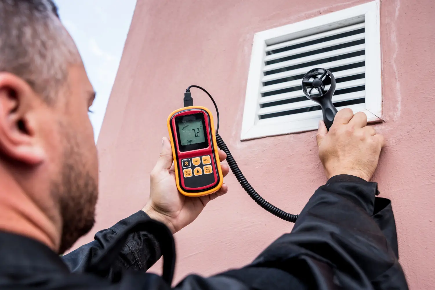 Medição de velocidade e fluxo de ar associado à emissão sonora em dutos, suporte à análise acústica para laudo conforme NBR 10151.