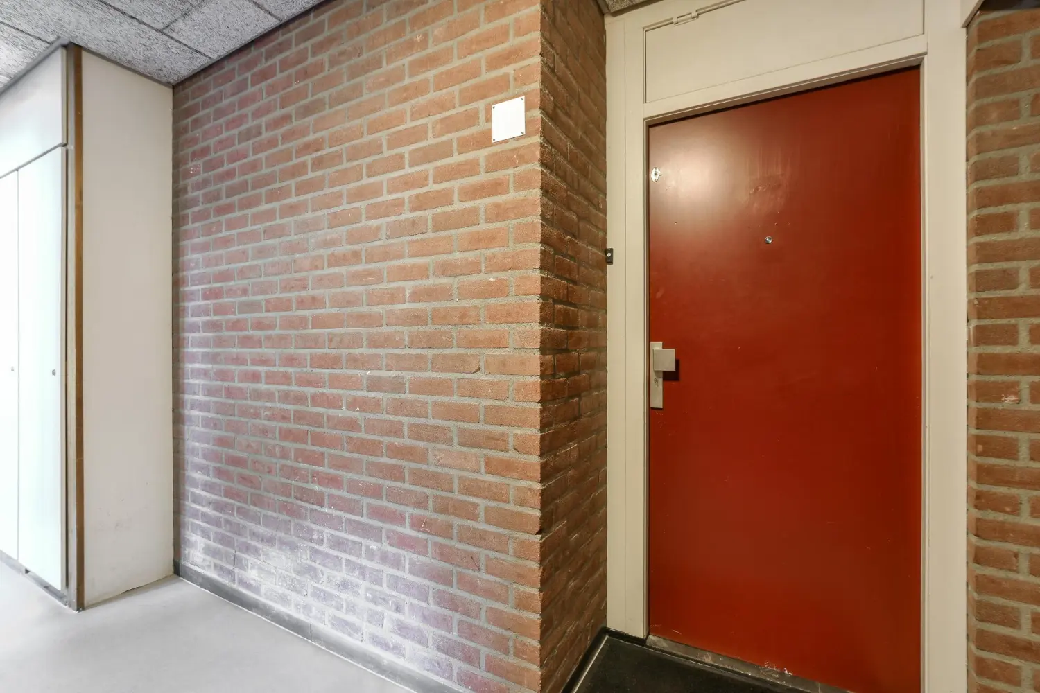 Porta corta-fogo interna com fechadura técnica – travamento seguro sem comprometer evacuação.
