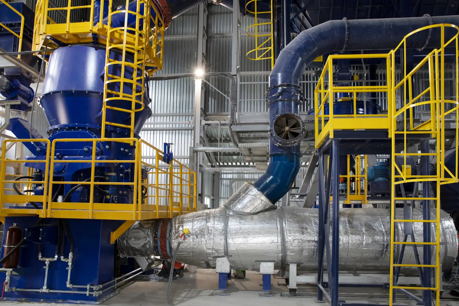 Sistema pressurizado de bombeamento industrial – integração entre tanques, tubulações e válvulas de controle.