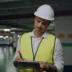 Profissional de engenharia usa equipamentos de segurança enquanto faz laudos técnicos, perícias e consultorias