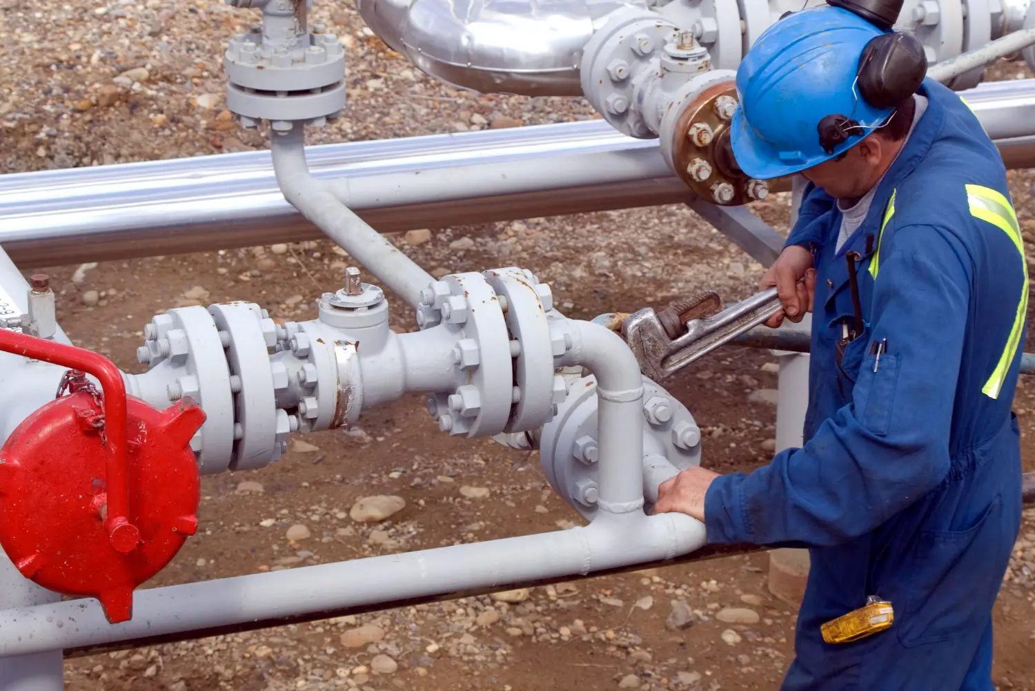 Inspeção em tubulação exposta o técnico verifica conexões e flanges para identificar pontos de corrosão e desgaste antes que evoluam para falhas críticas.