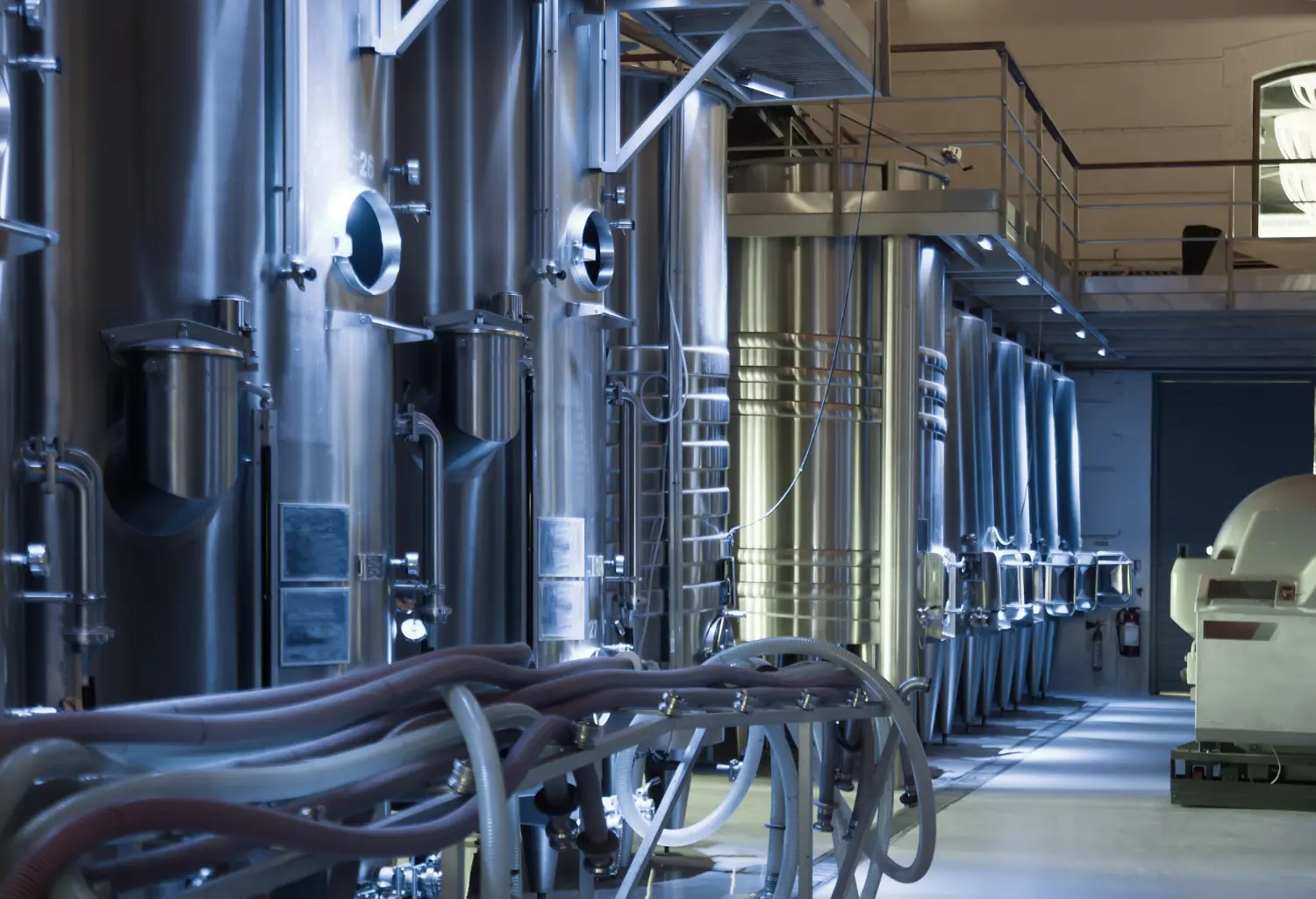 Linha de vasos de pressão em operação contínua, monitoramento e controle industrial com prontuário atualizado e registros de ensaios.