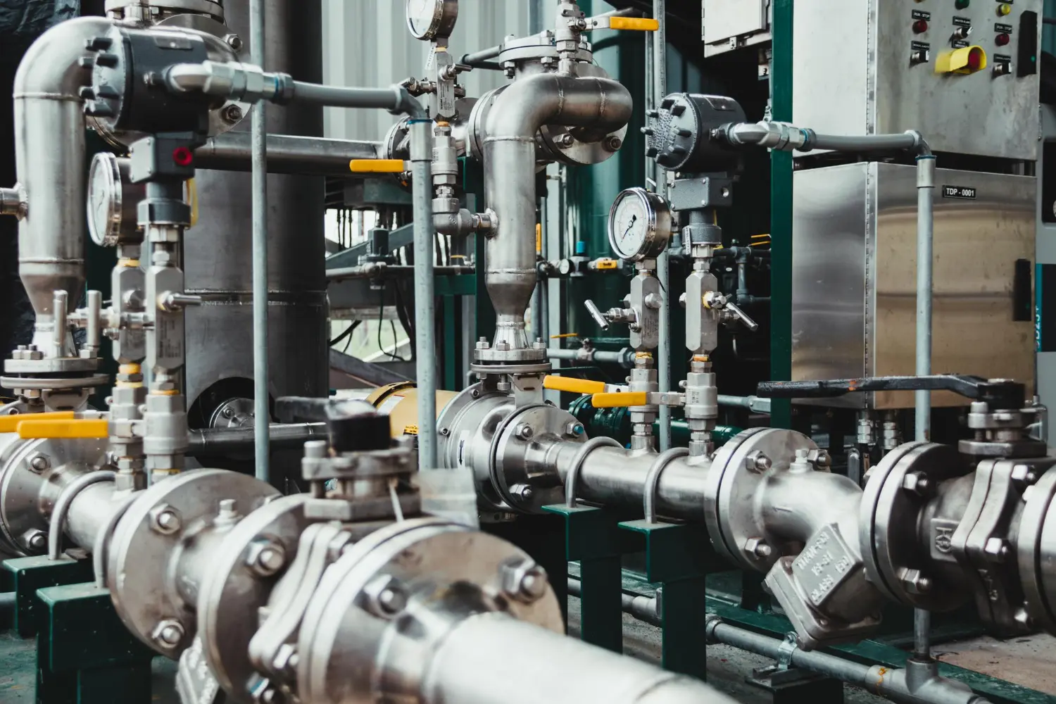Tubulações industriais em malha complexa inspeção visual e instrumental garante rastreabilidade de cada linha, validando espessura, estanqueidade e integridade.