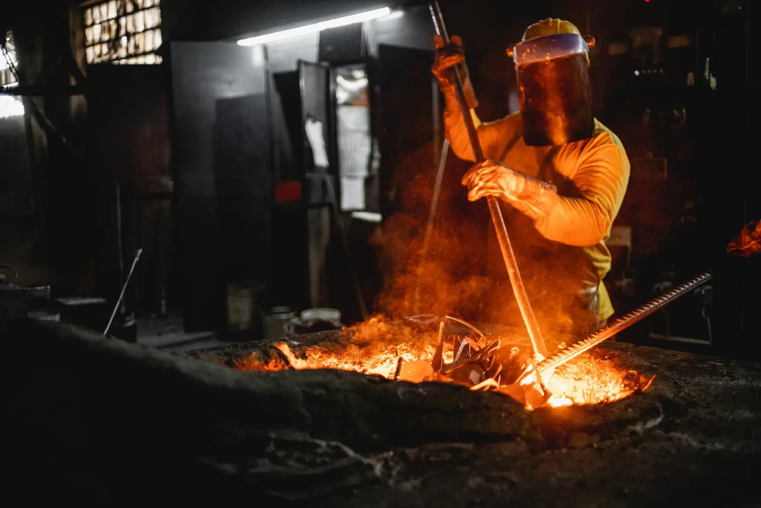 Fundição e manipulação de metais em alta temperatura - proteção e técnica.