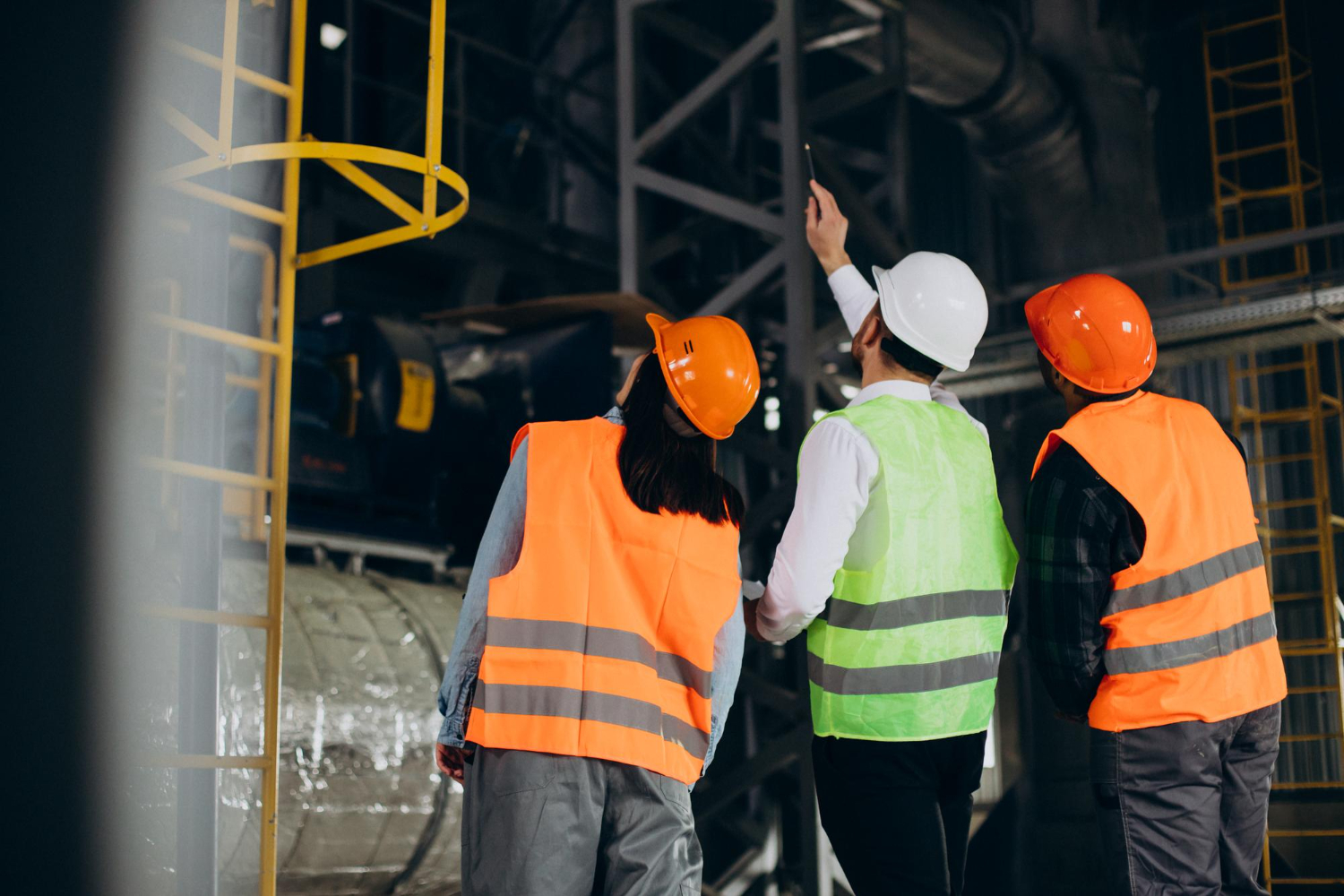 Inspeção de área industrial sob os critérios da OSHA 29 CFR 1910 Subpart S – verificação de energia, acesso e segurança elétrica.