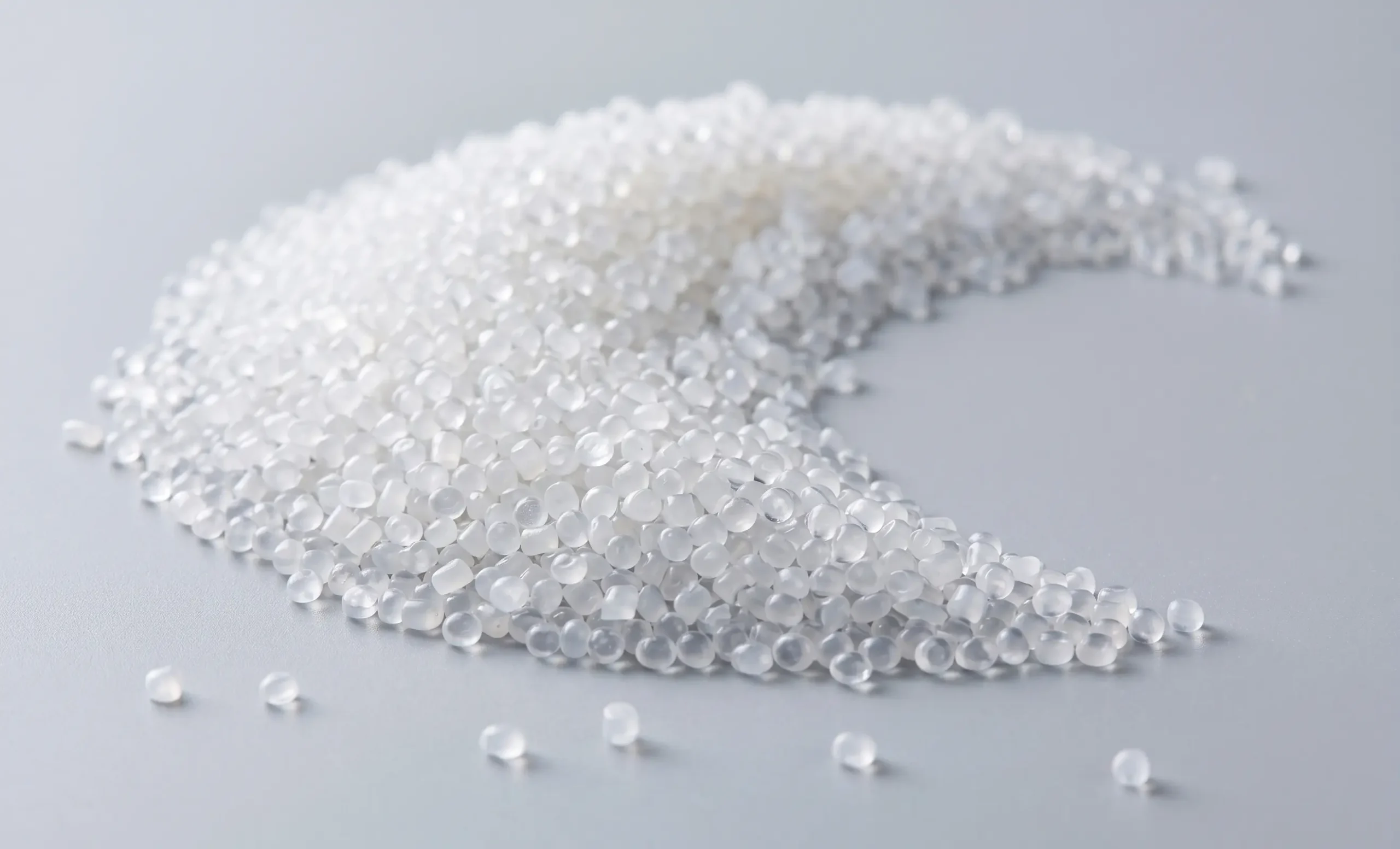 Amostra de pérolas de EPS pré-expandidas destinadas à fabricação de concreto leve. O laudo de controle de qualidade verifica se a granulometria e a pré-expansão estão conforme as normas para assegurar o isolamento térmico e a redução de peso estrutural desejados na obra.