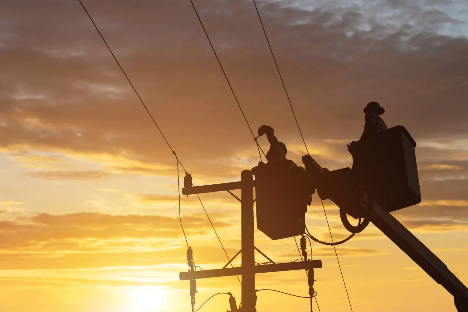 Avaliação técnica em linha energizada garantindo confiabilidade operacional.