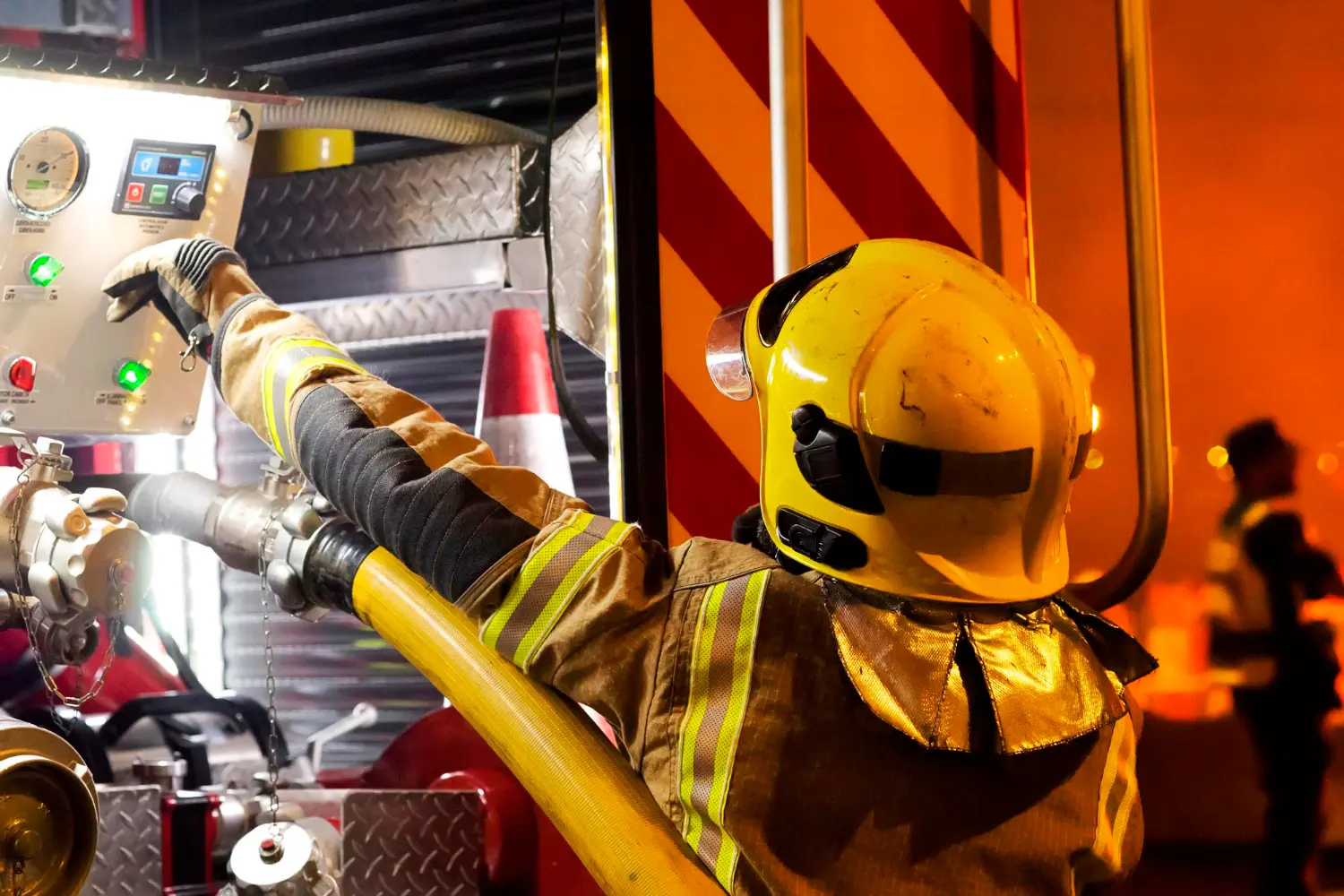 Comando hidráulico da brigada: ajuste de vazão, pressão e suprimento, garantindo que o ataque seja firme e constante.