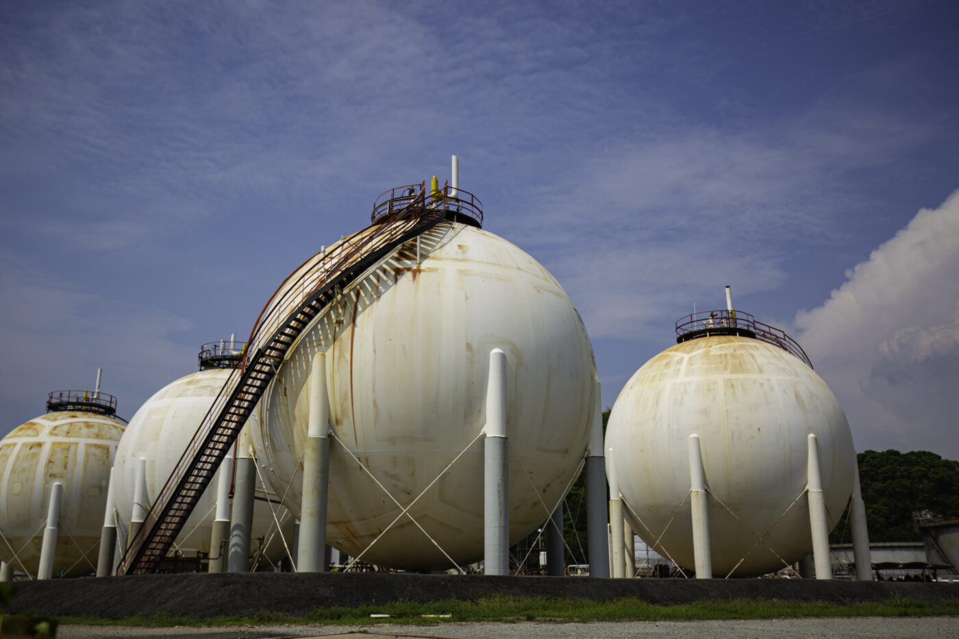 estruturas projetadas para armazenamento seguro de gases e líquidos sob baixa pressão, com controle rigoroso de integridade estrutural, análise de cargas, materiais e sistemas de segurança, garantindo confiabilidade operacional e conformidade com padrões internacionais de engenharia.