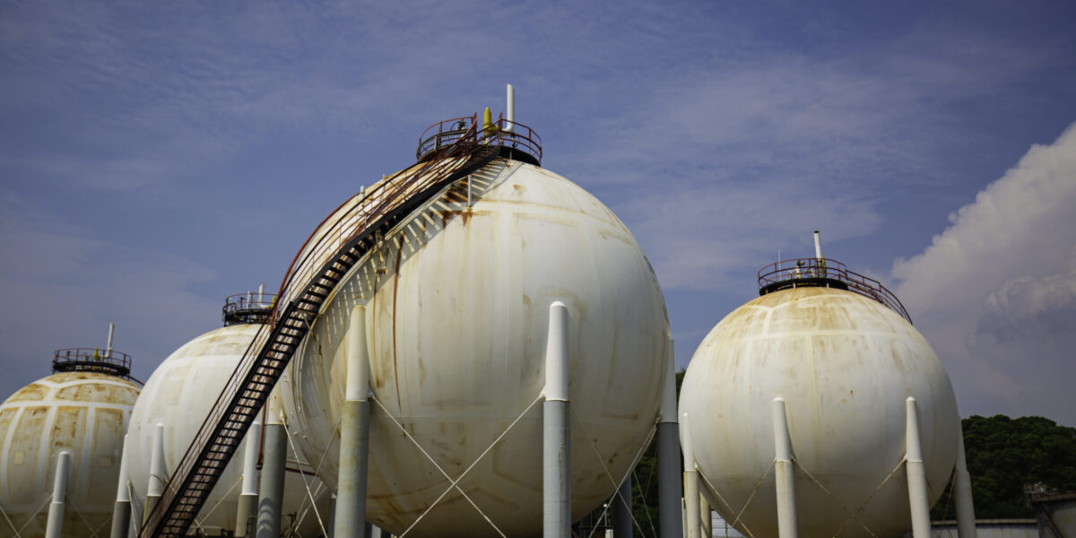 estruturas projetadas para armazenamento seguro de gases e líquidos sob baixa pressão, com controle rigoroso de integridade estrutural, análise de cargas, materiais e sistemas de segurança, garantindo confiabilidade operacional e conformidade com padrões internacionais de engenharia.