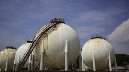 estruturas projetadas para armazenamento seguro de gases e líquidos sob baixa pressão, com controle rigoroso de integridade estrutural, análise de cargas, materiais e sistemas de segurança, garantindo confiabilidade operacional e conformidade com padrões internacionais de engenharia.