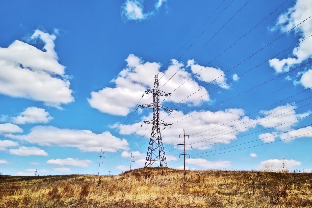 Cenário real onde temperatura e vento modificam o desempenho dos condutores.