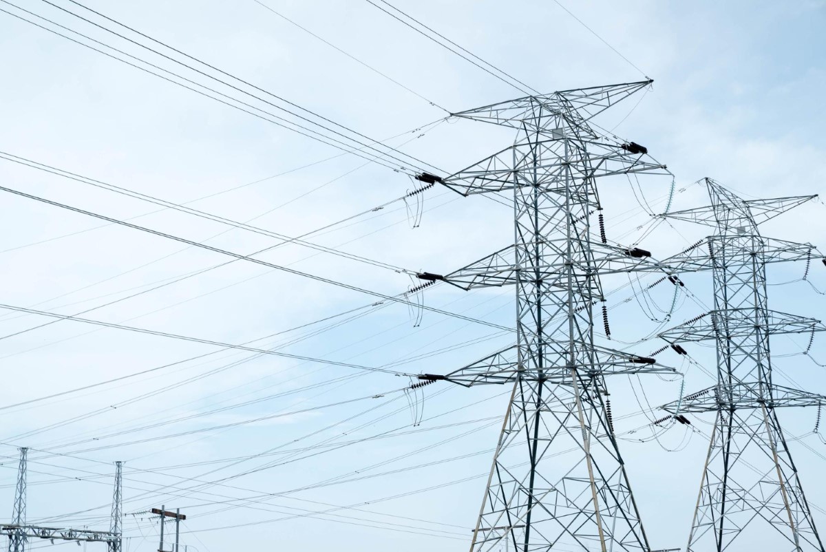 Estruturas suportando esforços dinâmicos que exigem cálculos precisos de tração.