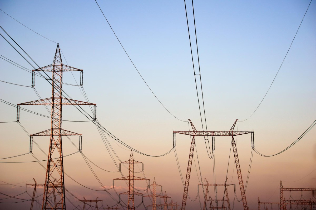 Tensões e flechas definindo o comportamento real dos cabos em linhas de transmissão.