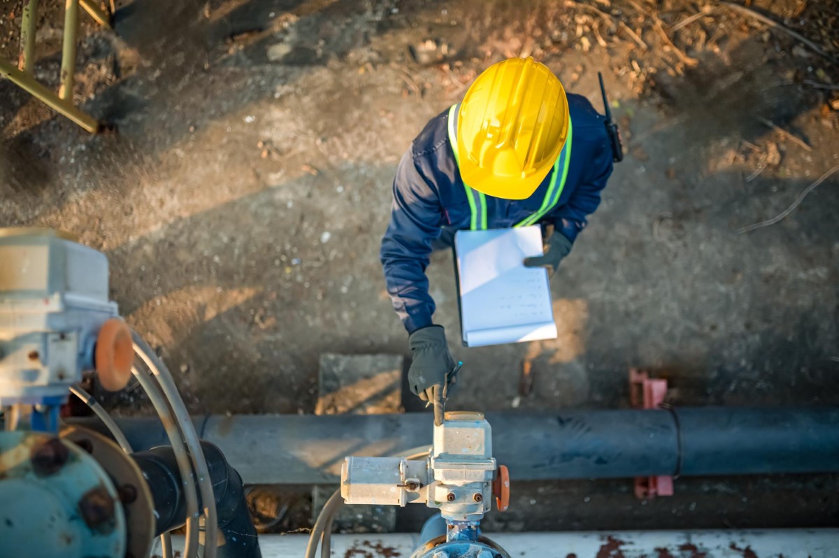 Técnico documenta condições de operação e resultados de inspeção para assegurar conformidade com critérios normativos de END.