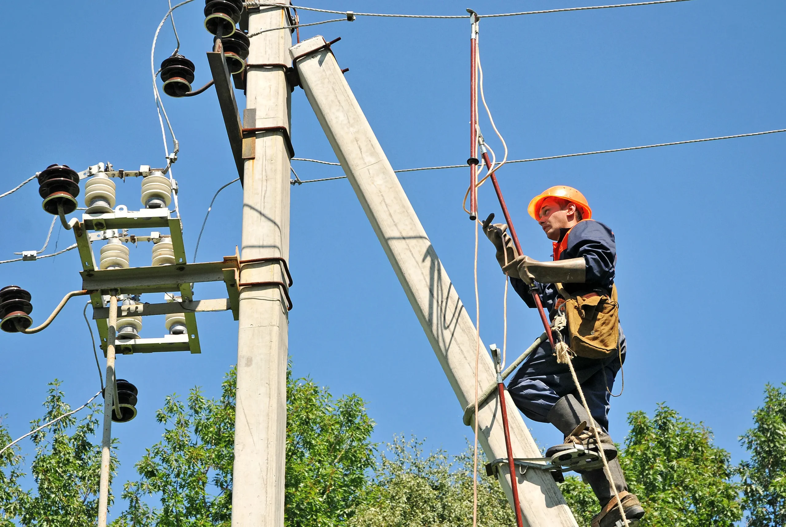 Trabalho elétrico em altura exige dupla capacitação: NR 10 para risco elétrico e NR 35 para acesso seguro em estruturas elevadas em Instalação Industrial.
