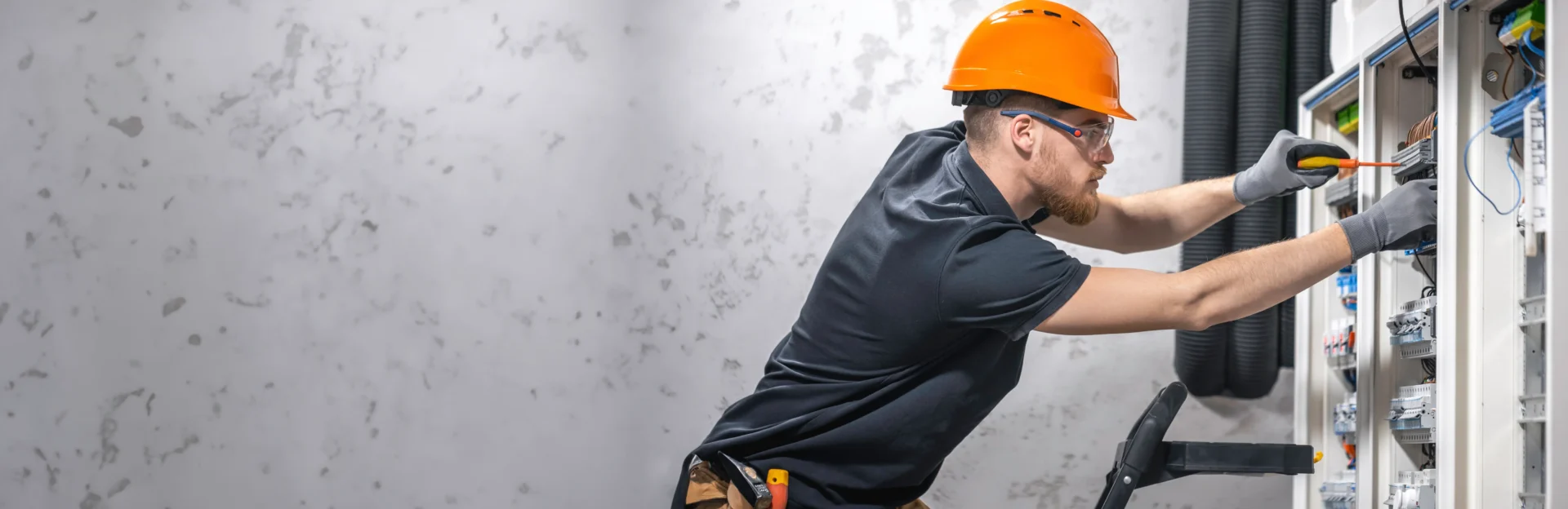 Profissional executando intervenção em painel elétrico conforme requisitos de segurança da NR 10.