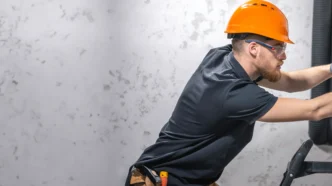 Profissional executando intervenção em painel elétrico conforme requisitos de segurança da NR 10.