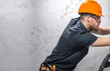 DESTAQUE Profissional executando intervenção em painel elétrico conforme requisitos de segurança da NR 10.