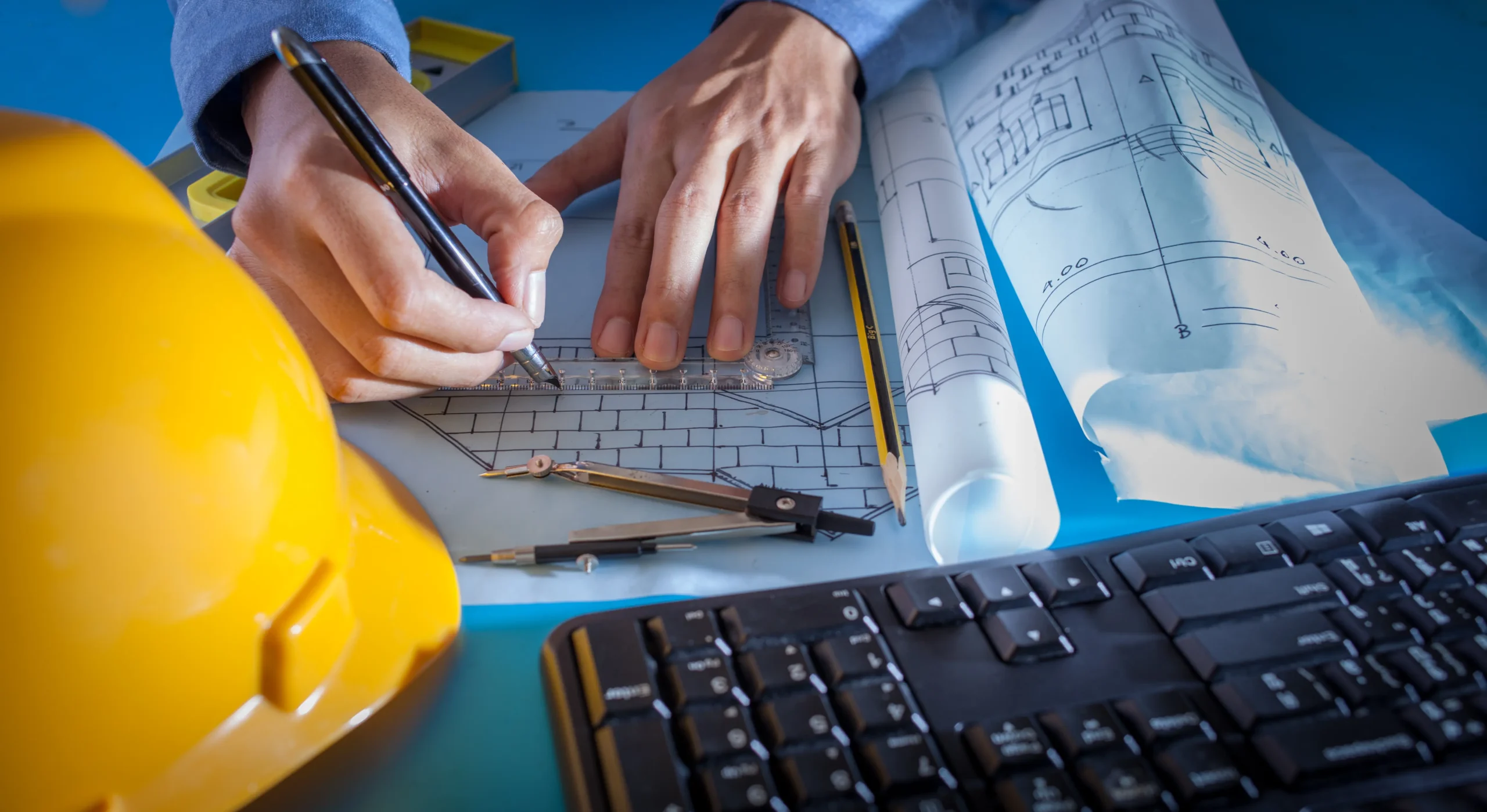 Engenheiro desenvolvendo cálculos e revisando detalhes do projeto estrutural para viabilidade de reforço em lajes.