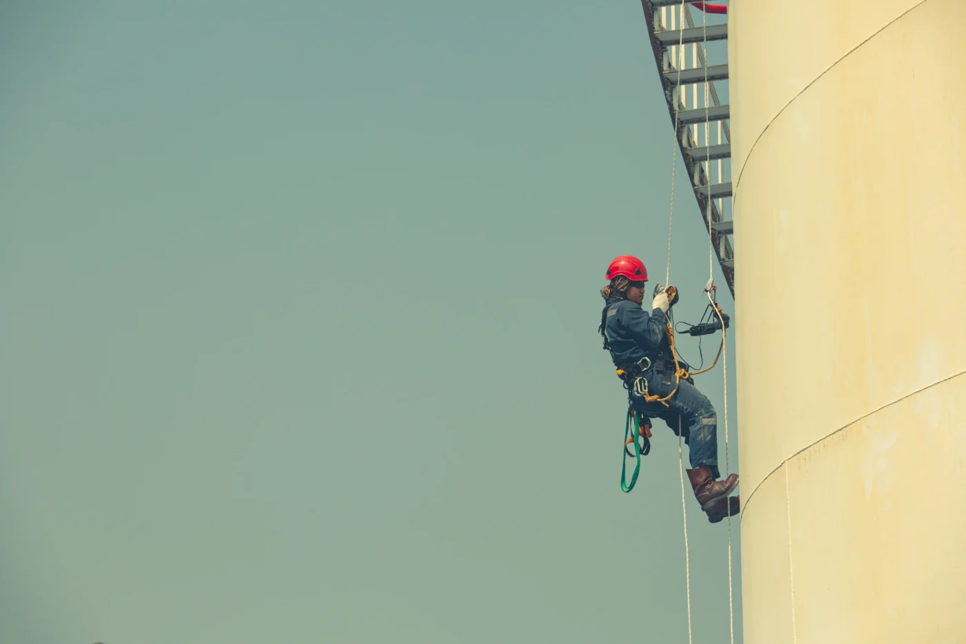 Professionista che esegue la manutenzione in quota utilizzando tecniche di accesso tramite fune, con l'impiego di imbracature, cordini e sistemi di ancoraggio. Questa attività richiede una formazione secondo la norma NR 35 (Norma Normativa Brasiliana 35), la padronanza tecnica dell'attrezzatura e una conoscenza approfondita delle procedure di protezione anticaduta.