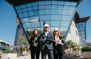 4 技术团队驻守在公司大楼前,代表着职业责任、职业安全管理以及遵守监管要求,尤其是在 NR-10 和 GRO 的背景下。